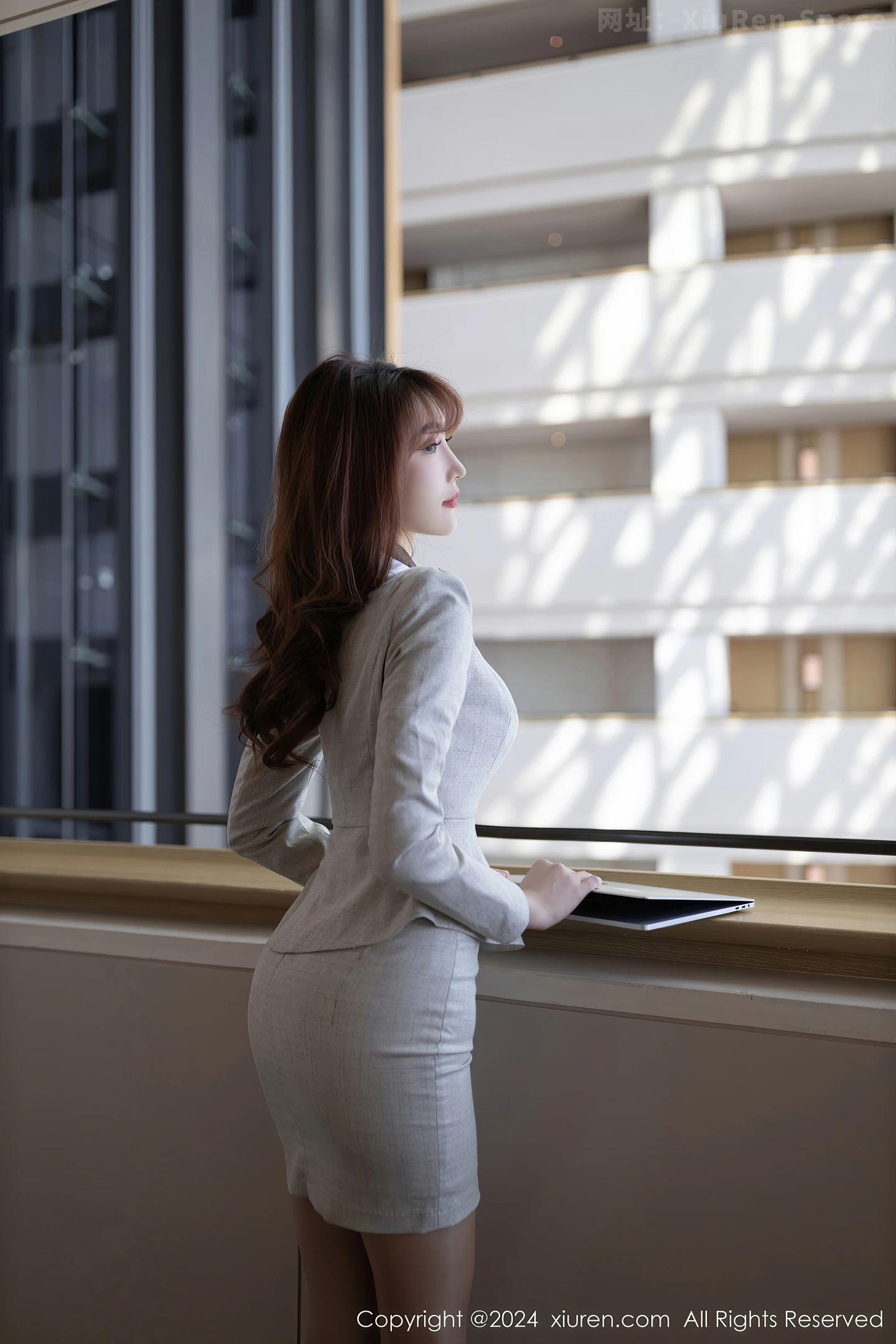 图片[3]-[XiuRen秀人网]VOL.7949 模特陆萱萱性感浅灰色OL制服露淡紫色内衣配超薄肉丝诱惑写真80P-秀人网官方网站